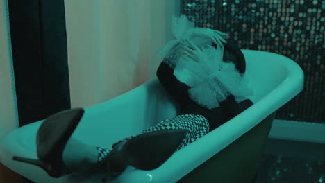 una mujer joven en una bañera.