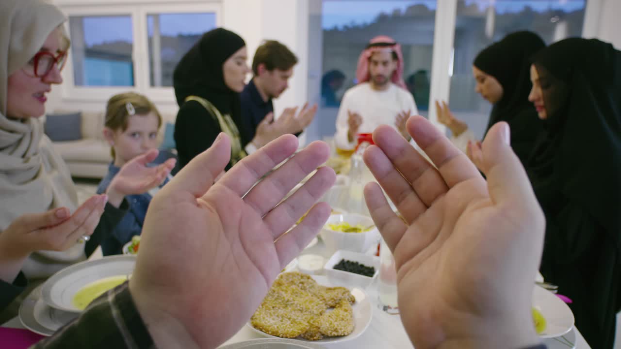 라마단에 이프타르 저녁 식사 전에 기도