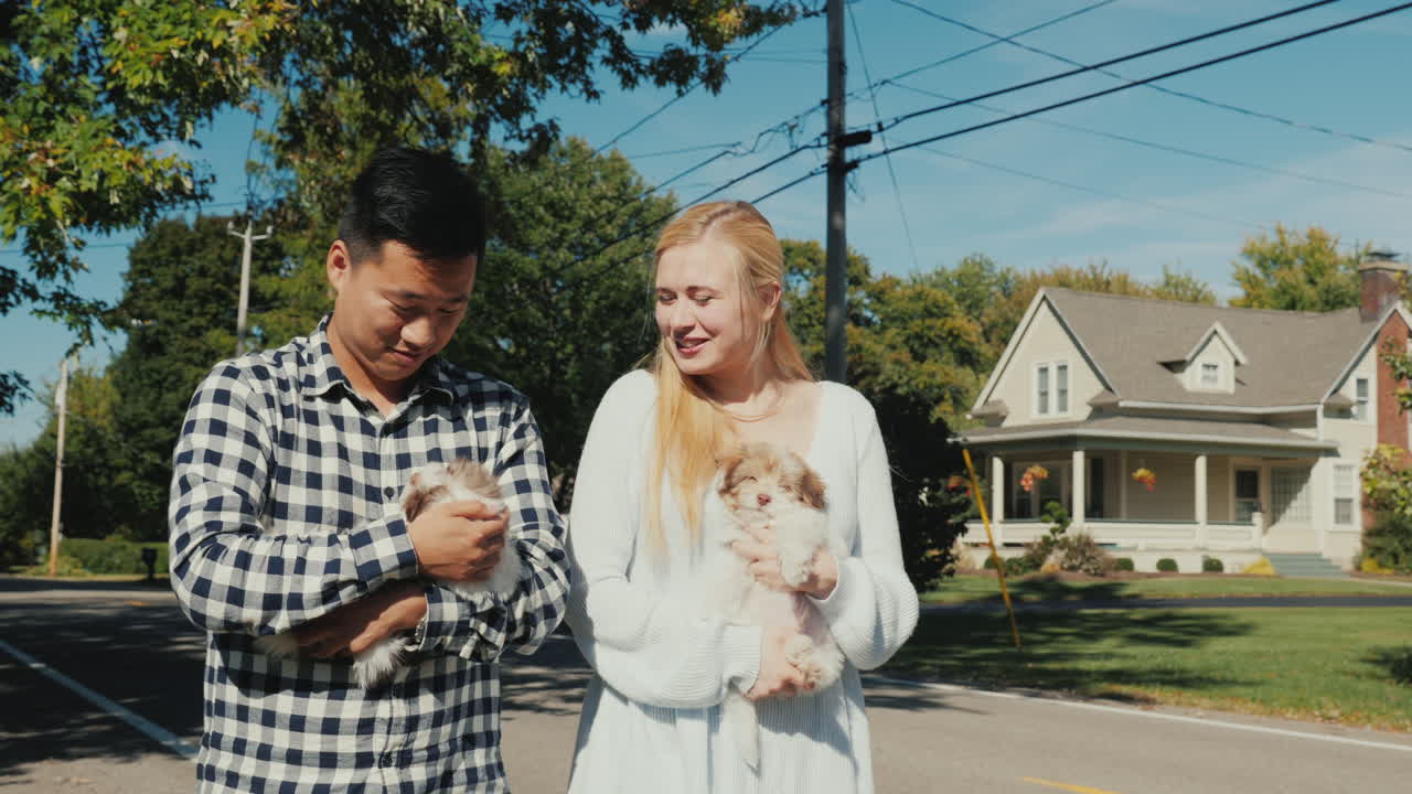 강아지와 젊은 부부