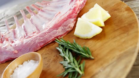 costillas de carne cruda e ingredientes en tablero de madera
