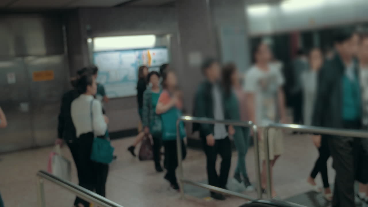 mujer con máscara facial en el subterráneo