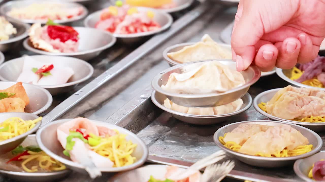 활기찬 푸켓 시장에서 손으로 선택되는 섬 요리의 활기찬 디스플레이, 다양한 맛과 질감을 보여줍니다.