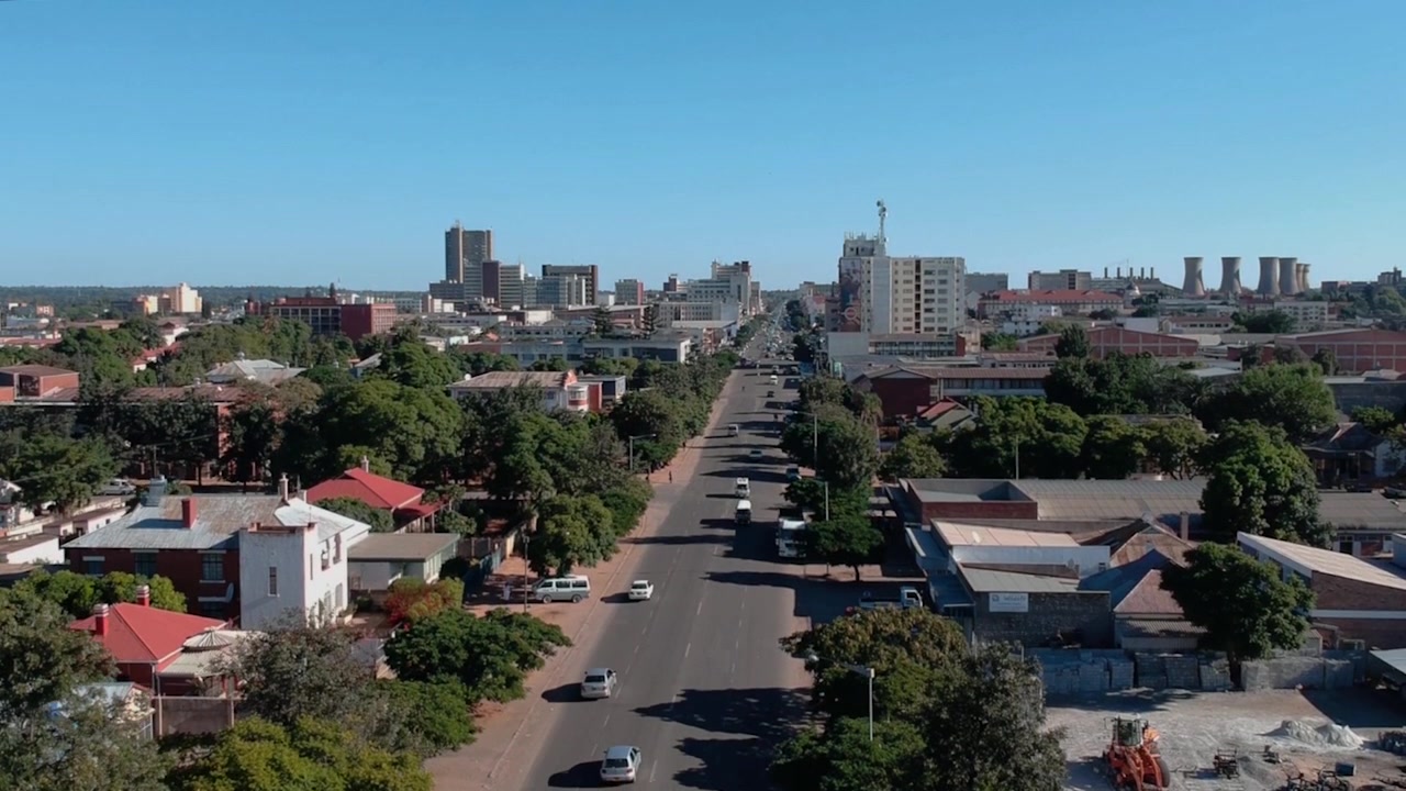 En opadgående droneoptagelse af en byvej i Bulawayo, Zimbabwe under solrige forhold