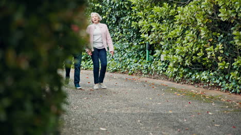 Spaziergang,-Händchen-Haltend-Und-Altes-Paar-Im-Garten