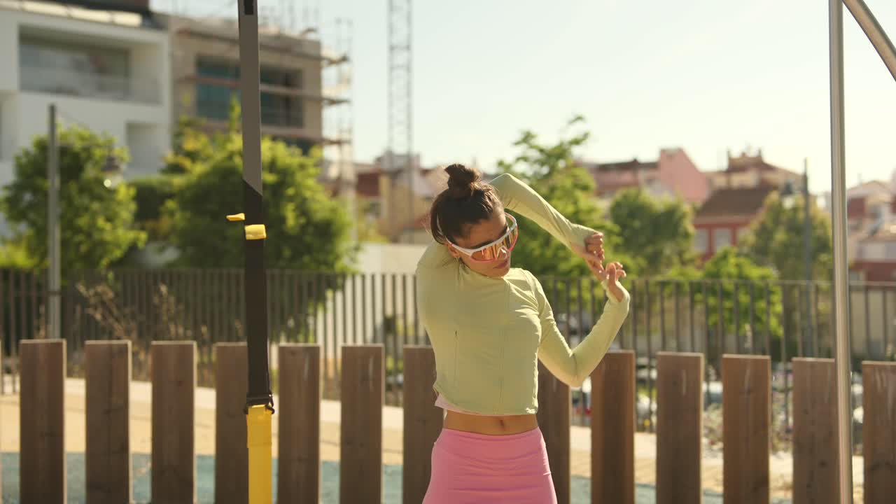 mujer estirándose al aire libre