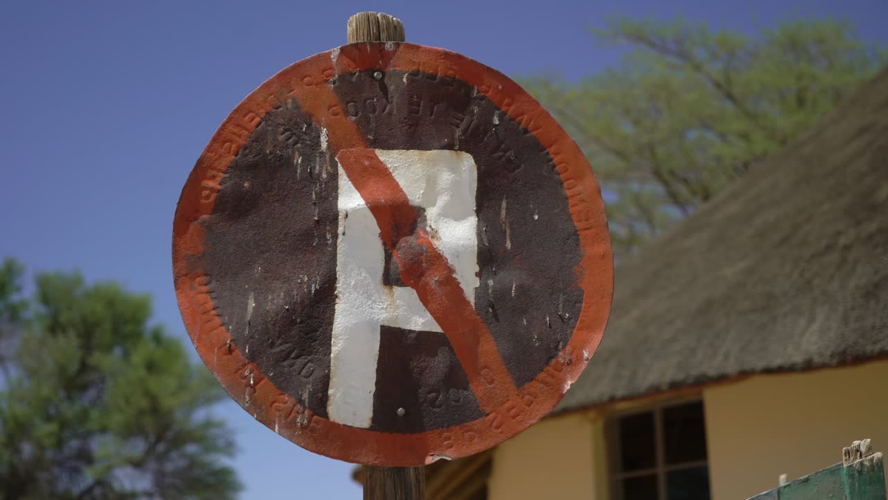 주차장이 없습니다. 오래된 녹은 철 도로 표지판. 아프리카의 사막에서 버려진 도로
