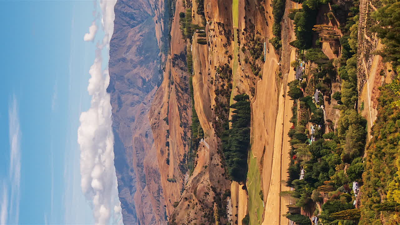 Video verticale di ombre di nuvole che si muovono attraverso il paesaggio neozelandese, timelapse