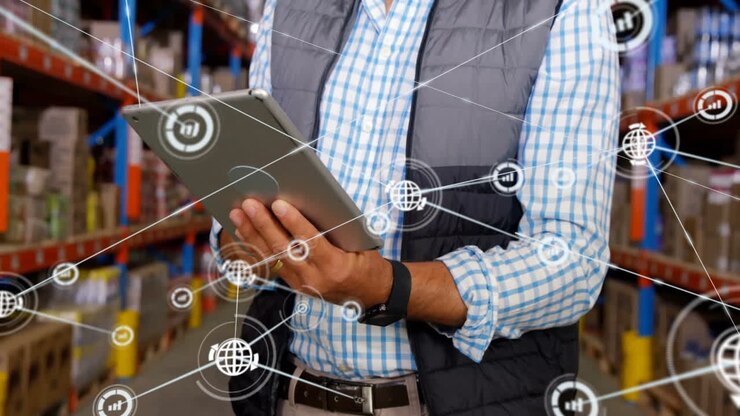 Animazione di una rete di connessioni con icone su un lavoratore maschio caucasico che usa un tablet in magazzino