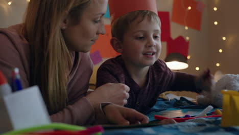 Niño-Pequeño-Haciendo-Invitaciones-A-Fiestas-De-Cumpleaños-Con-Madre-Ayudando-A-Su-Hijo-En-Un-Dormitorio-Colorido-Disfrutando-De-La-Imaginación-Creativa