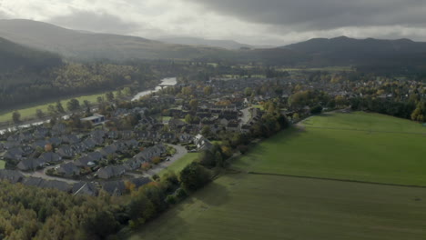 Vista-Aérea-De-La-Ciudad-Escocesa-De-Ballater-En-El-Parque-Nacional-De-Cairngorms,-Aberdeenshire