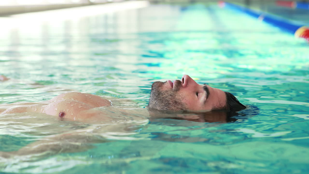hombre musculoso flotando con los ojos cerrados