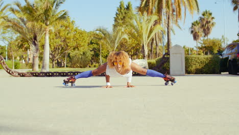 Sexy-Flexibles-Mädchen-Macht-Spagat-Auf-Rollschuhen