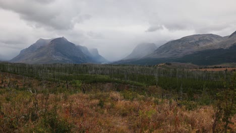 Schöne-Aussicht-Von-Der-Ostseite-Des-Gletschernationalparks-Mit-Nebel-Und-Regen,-Der-Die-Berge-Bedeckt