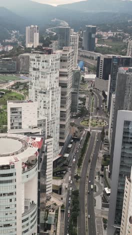 vista de pájaro de los altos rascacielos de oficinas y apartamentos a lo largo de la famosa avenida santa fe en la ciudad de méxico, modo vertical