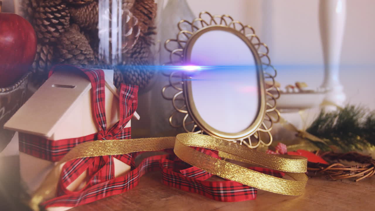 Animação de luzes brilhantes se movendo sobre decorações de Natal.