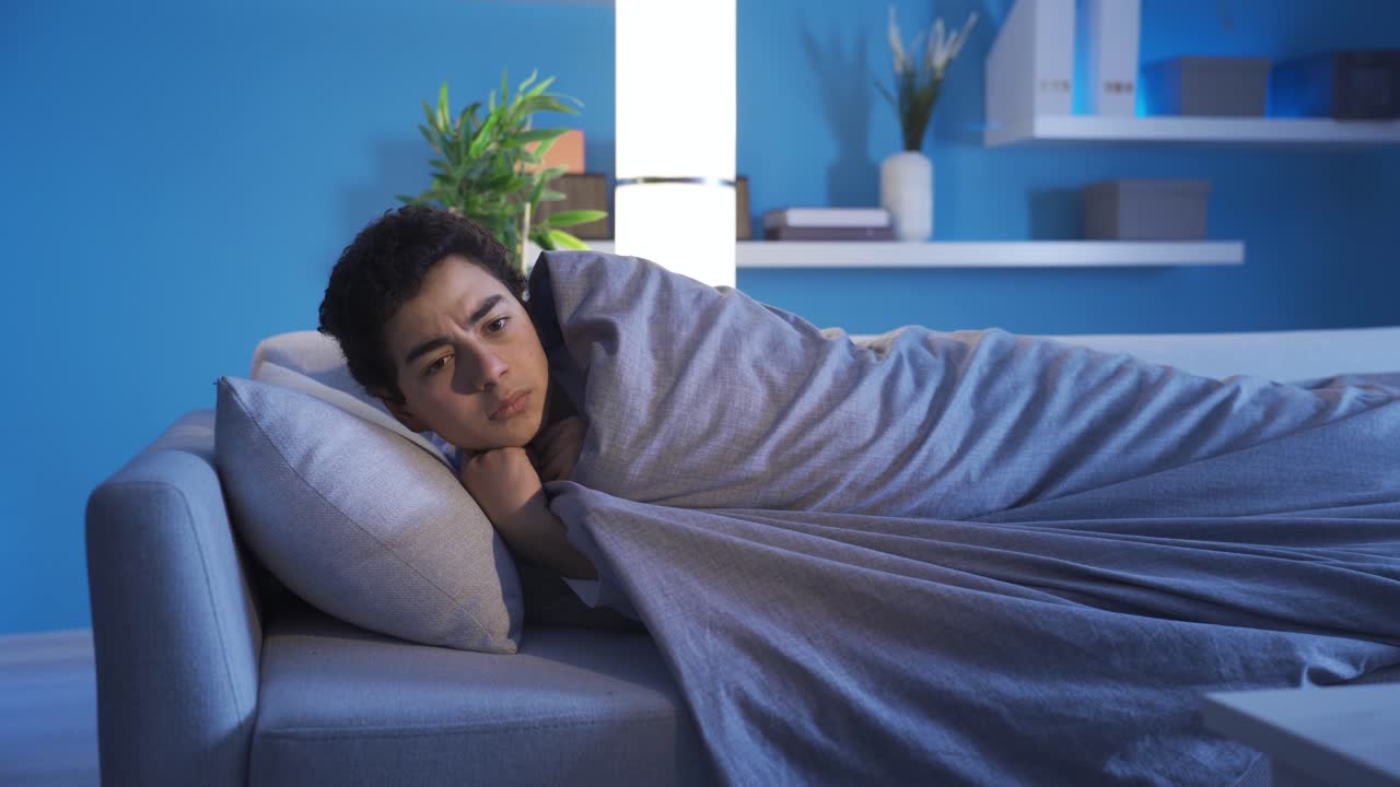 늦은 밤에 겁에 질린 소년은 목소리를 듣고 그림자를 봅니다.