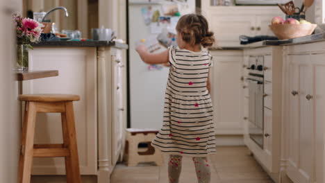 niña feliz tomando galletas niño furtivo robando galletas en la cocina en casa