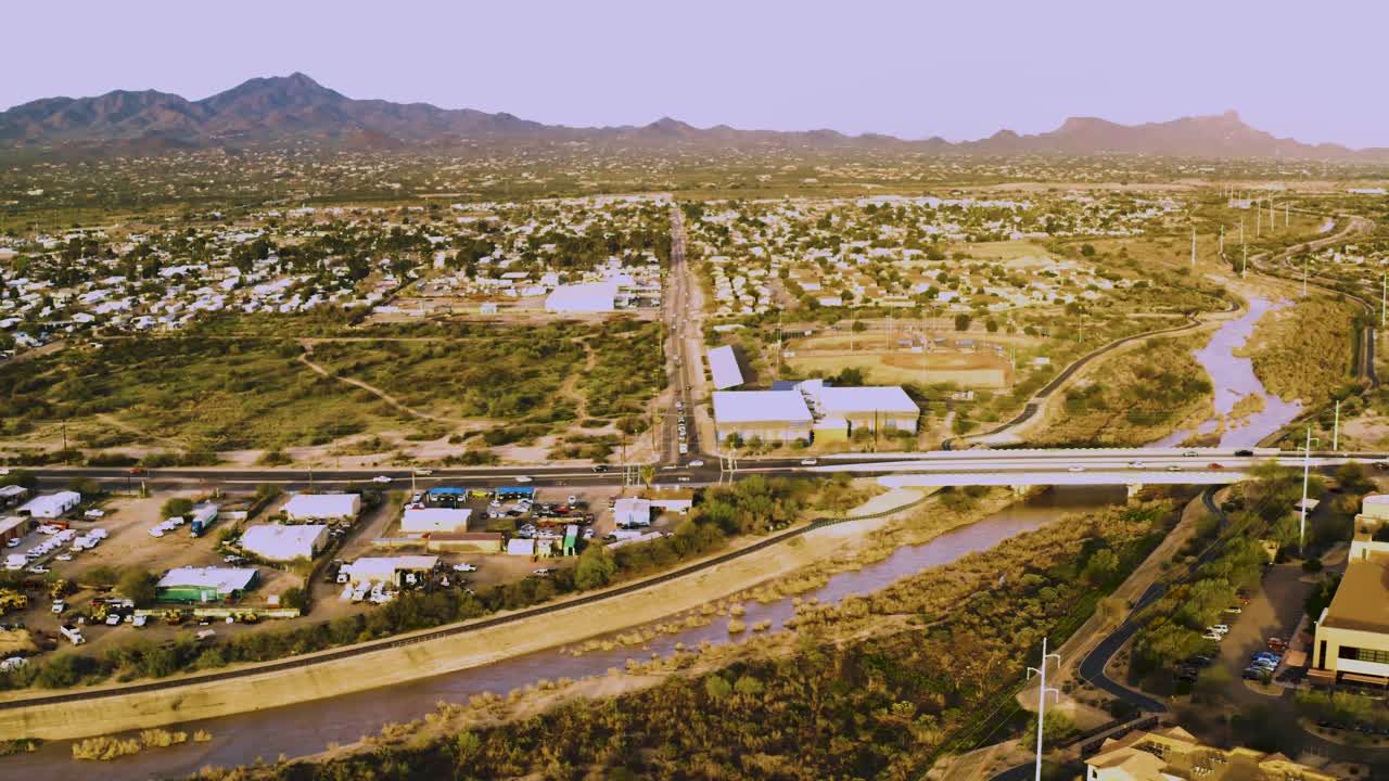 애리조나에서 아침 교통의 공중 샷