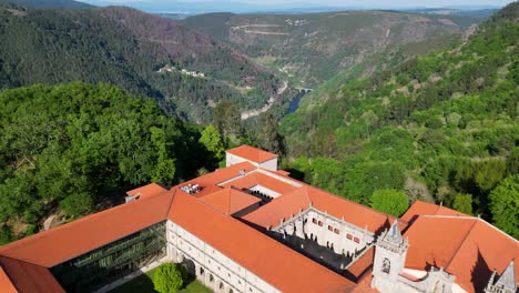 Kloster-Mit-Blick-Auf-Canyon-Und-Fluss-Im-Wald,-Ourense,-Galizien,-Spanien