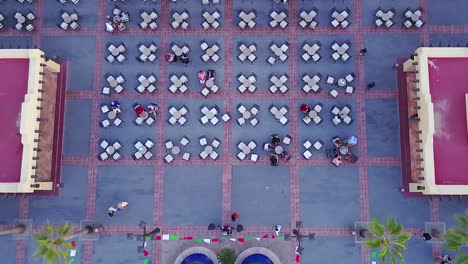 Disparo-De-Drone-Mirando-Hacia-Abajo-En-La-Mesa-Y-Sillas-De-Un-Restaurante-Al-Aire-Libre