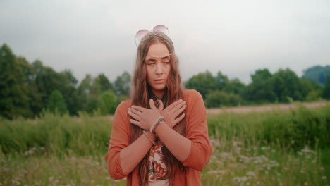 una mujer meditando en busca de paz interior.