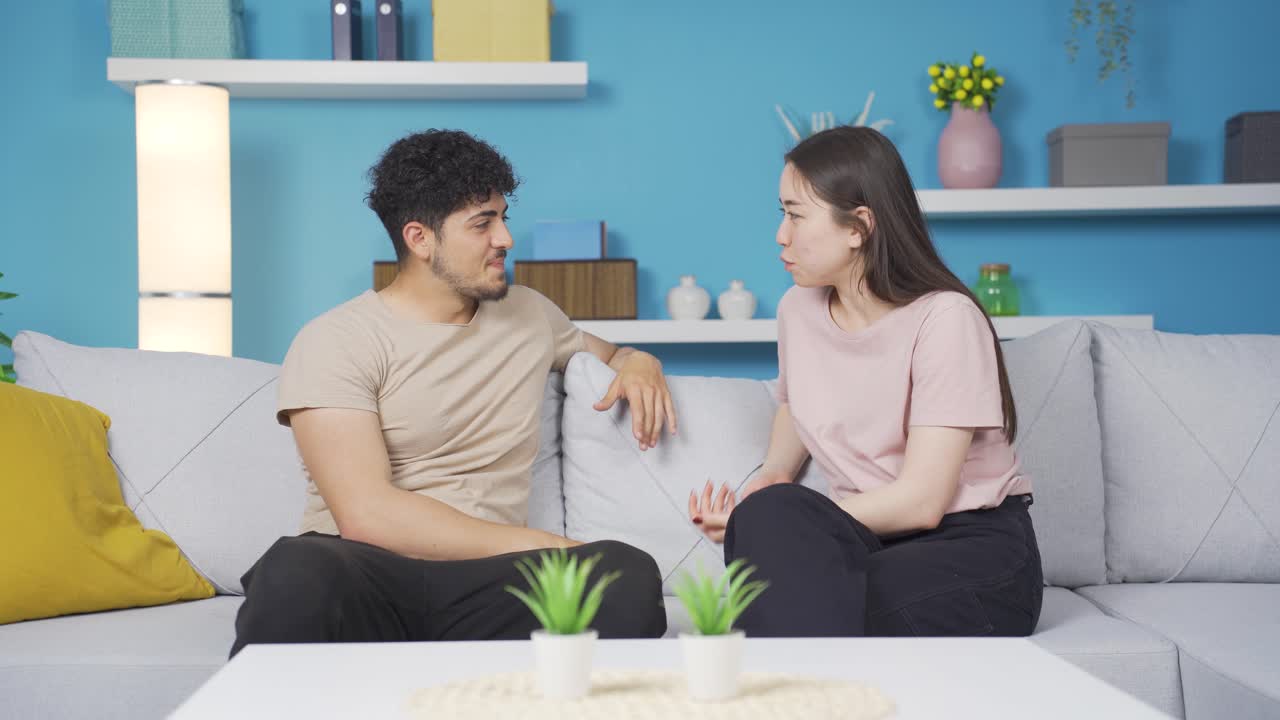 남자친구와 여자친구가 집에서 대화하고 있어요.