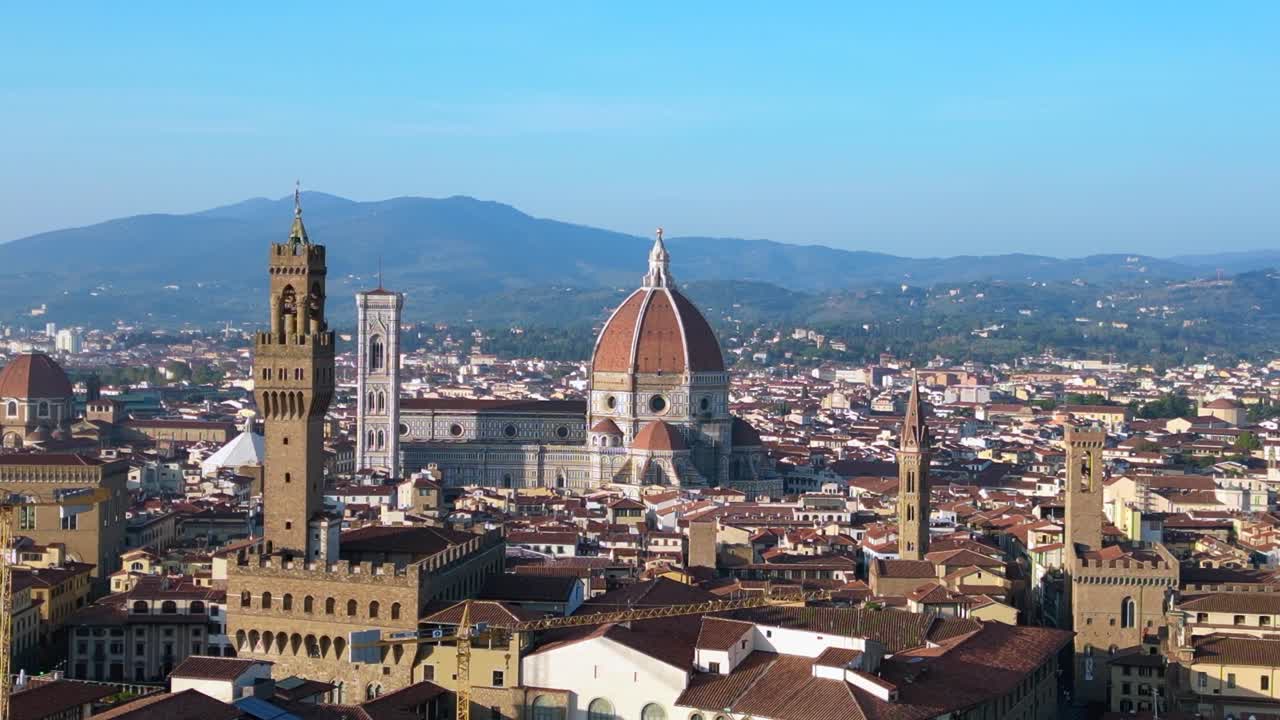 vista aérea mágica de arriba vuelo catedral ciudad medieval florencia toscana italia
