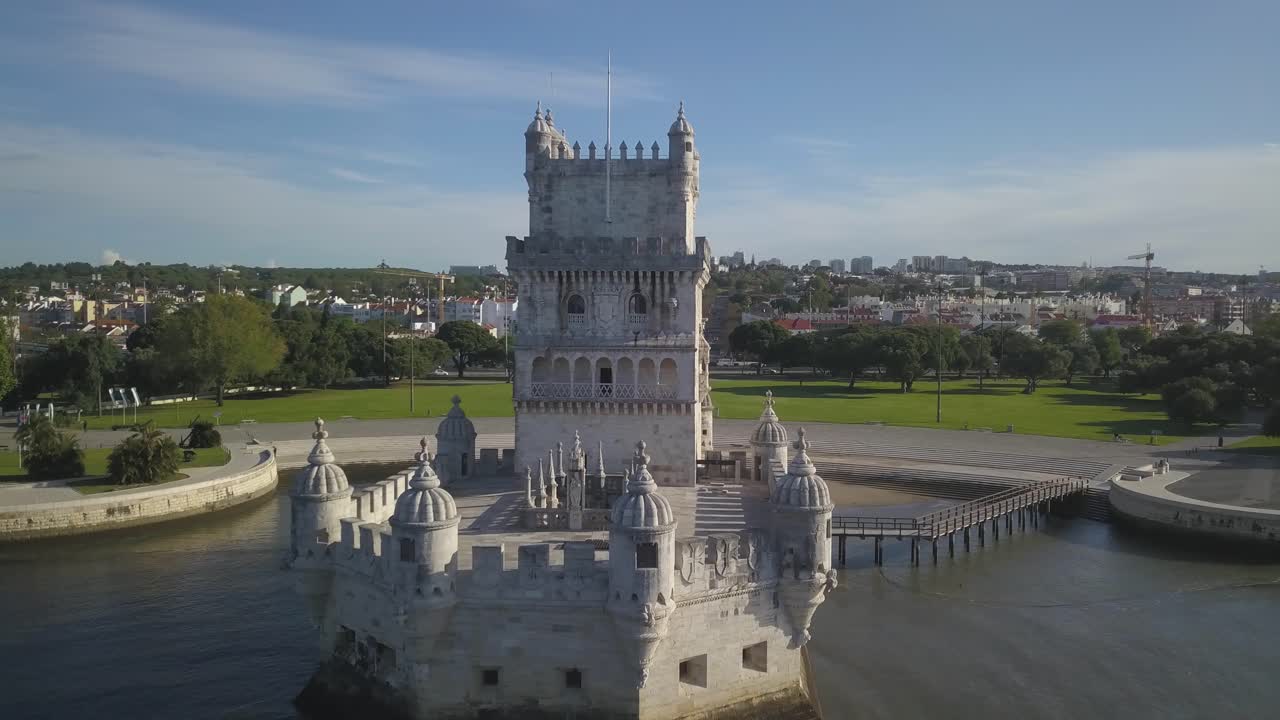 la torre de belem es una torre fortificada situada en la parroquia civil de