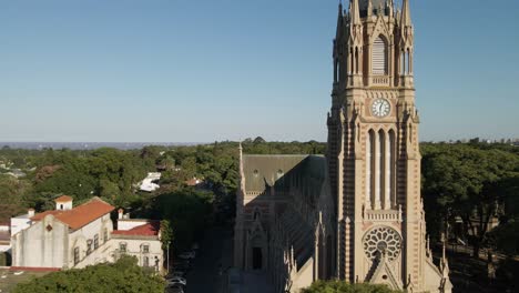 Vista-Aérea-De-La-Catedral-De-San-Isidro-Labrador-Con-Cielo-Azul-Y-Ciudad-Alrededor