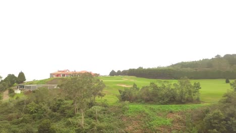 Überblick-über-Den-Golfclub-Santo-Da-Serra-Mit-Dem-Clubhaus-Und-Teilen-Des-Golfplatzes-In-Machico,-Portugal-–-Schwenk-Luftaufnahme-Rechts