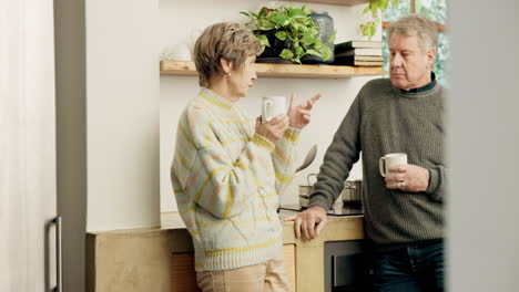 pareja de alto nivel, café y hablando en la cocina