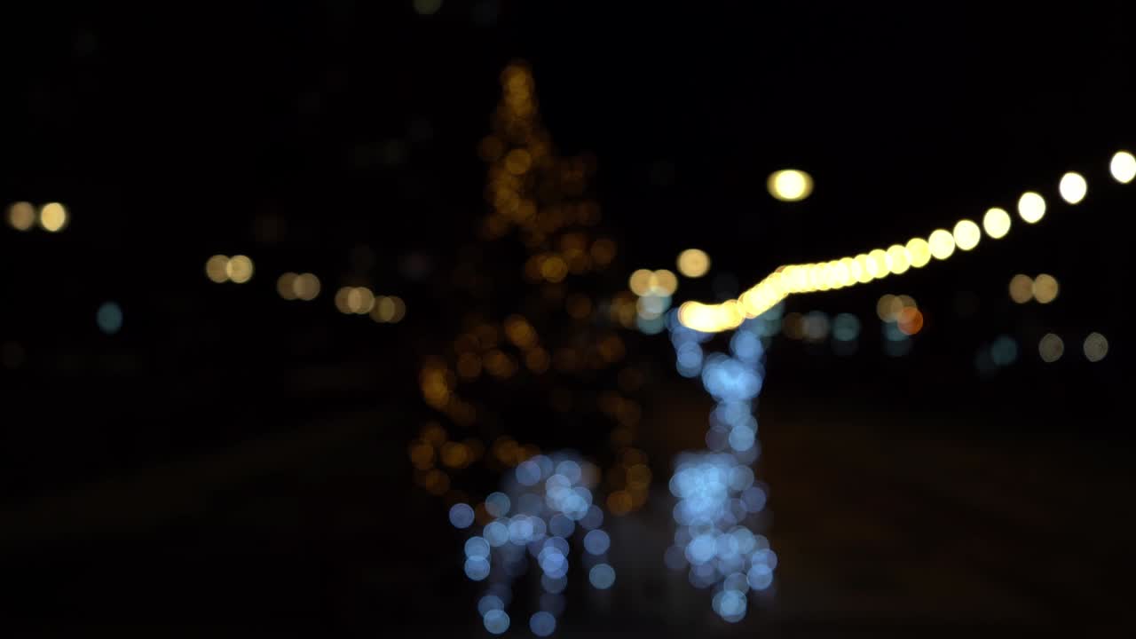 bokeh de luces de guirlandas. foco suave borroso. la guirlanda está parpadeando. luces de la ciudad por la noche. estado de ánimo navideño