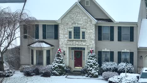 árboles-De-Navidad-Cubiertos-De-Nieve-En-Casa-Americana