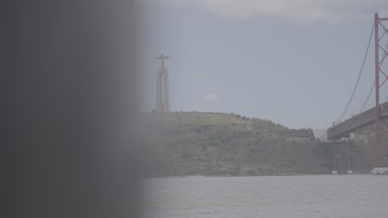리스본 포르투갈의 ponte de 25 abril 느린 동작과 물 위의 기차