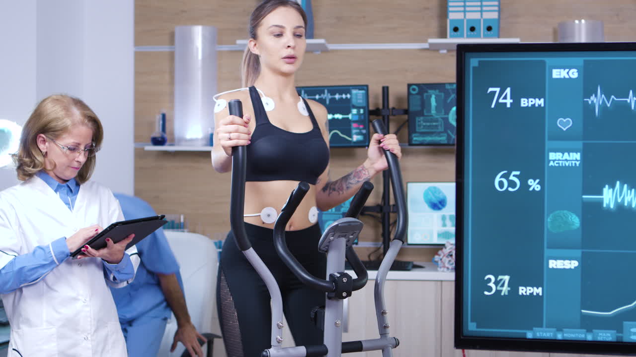 여자 운동선수 달리기 및 스포츠 장비를 착용