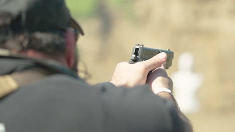 pistola disparada a 240 fps en el campo de tiro