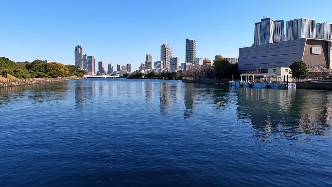 도쿄의 타케시바 조류 지역의 평온한 파란 물