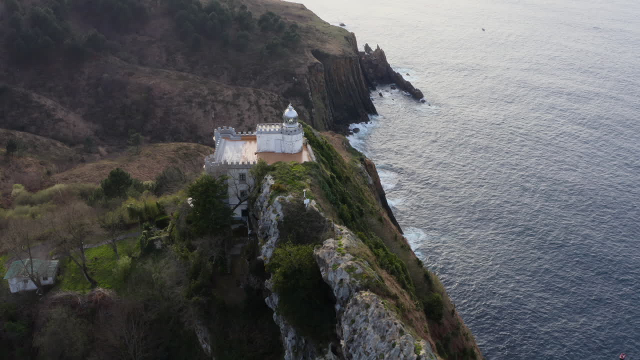 Ripresa aerea ascendente del Faro de la Plata, un faro storico sulla costa basca