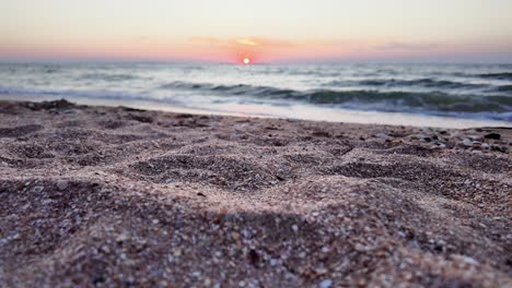 Erleben-Sie-Die-Ruhige-Schönheit-Des-Sonnenuntergangs,-Der-Leuchtende-Farben-über-Das-Asowsche-Meer-Wirft,-Mit-Sanften-Wellen,-Die-An-Die-Sandküste-Auf-Der-Krim-Plätschern