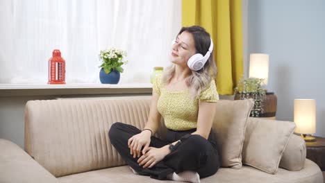 Junge-Frau-Schaut-Aus-Dem-Fenster-Und-Hört-Musik-Mit-Kopfhörern.