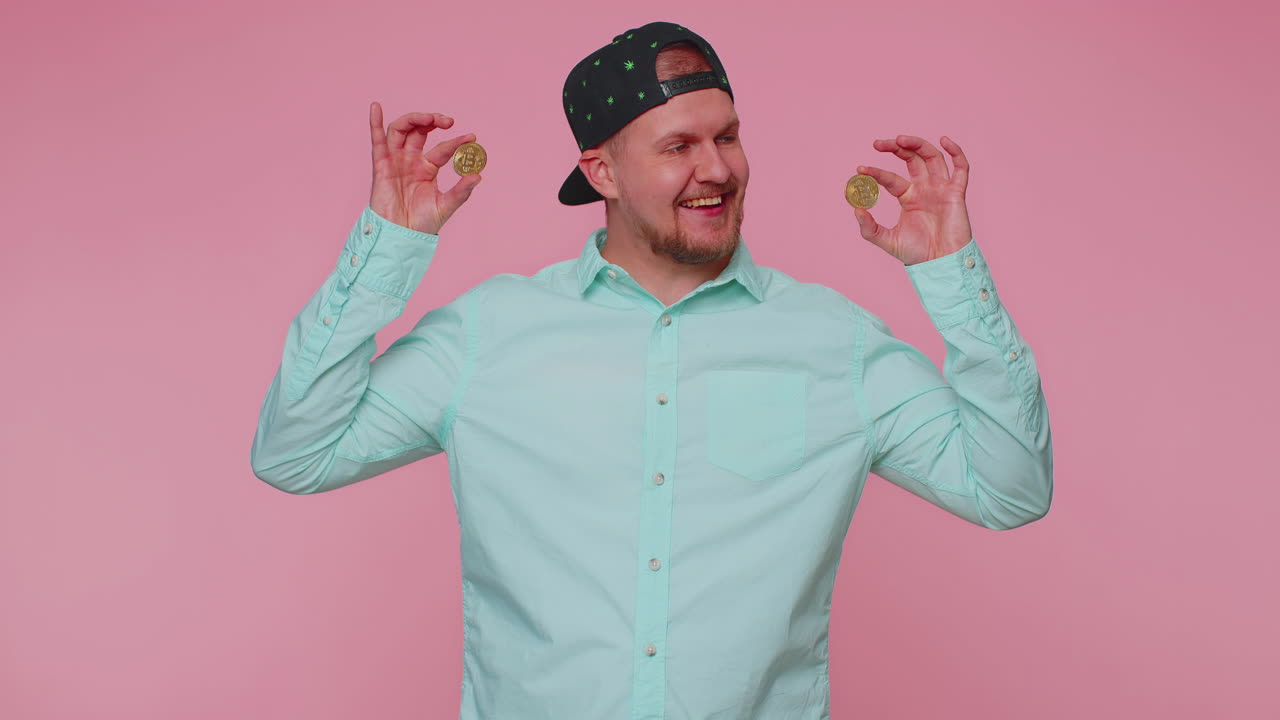 hombre mostrando bitcoins btc, riqueza de carrera, inversión en criptomonedas, minería pago de tecnología futura