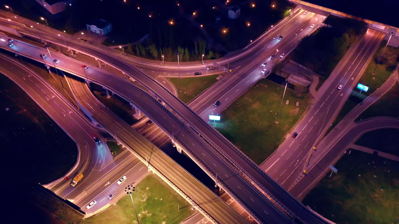 야간 모스크바의 고속도로 교차로 교통 트레일의 야간 공중 뷰
