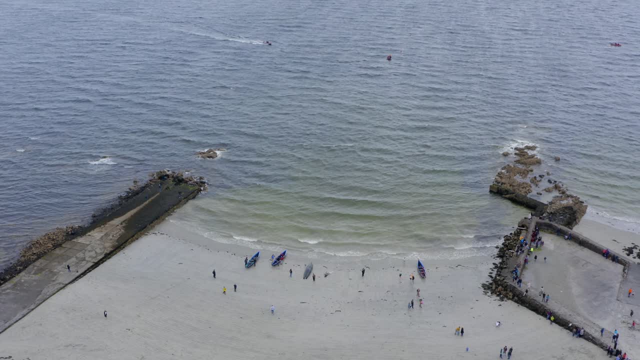 에어리얼 풀백은 다이아몬드 조류 수영장 근처의 레이디스 비치에 있는 쿠라크 보트를 드러 ⁇ 니다.