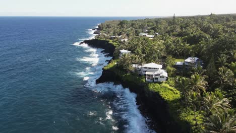 Meereswellen-Krachen-In-Niedrige-Klippen-Unterhalb-Wunderschöner-Häuser-Auf-Hawaii