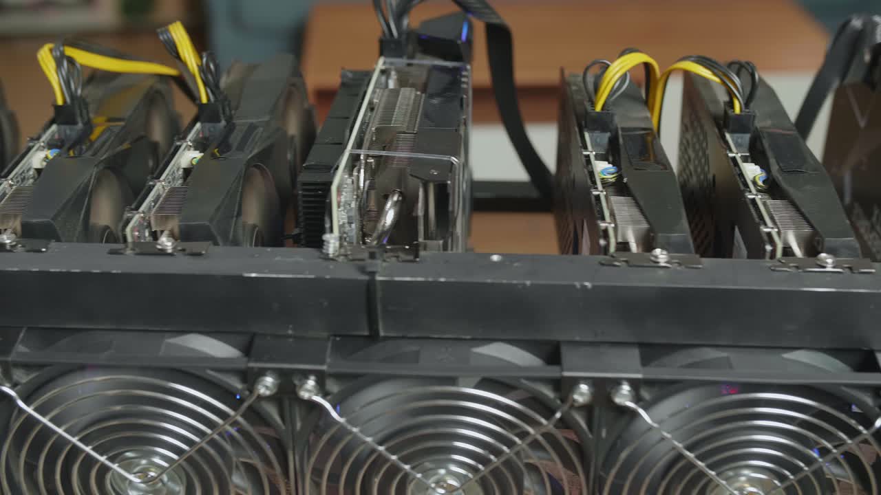 암호화폐 채굴 기지의 근접 작업