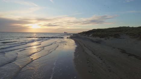 Antenne:-Der-Strand-Zwischen-Vlissingen-Und-Dishoek-Während-Des-Sonnenuntergangs