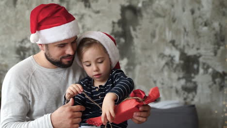 padre e hijo pequeño preparan regalos de navidad 1