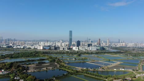 línea fronteriza de hong kong y shenzhen sobre casas rurales de hong kong con el horizonte de shenhzen en el horizonte, vista aérea