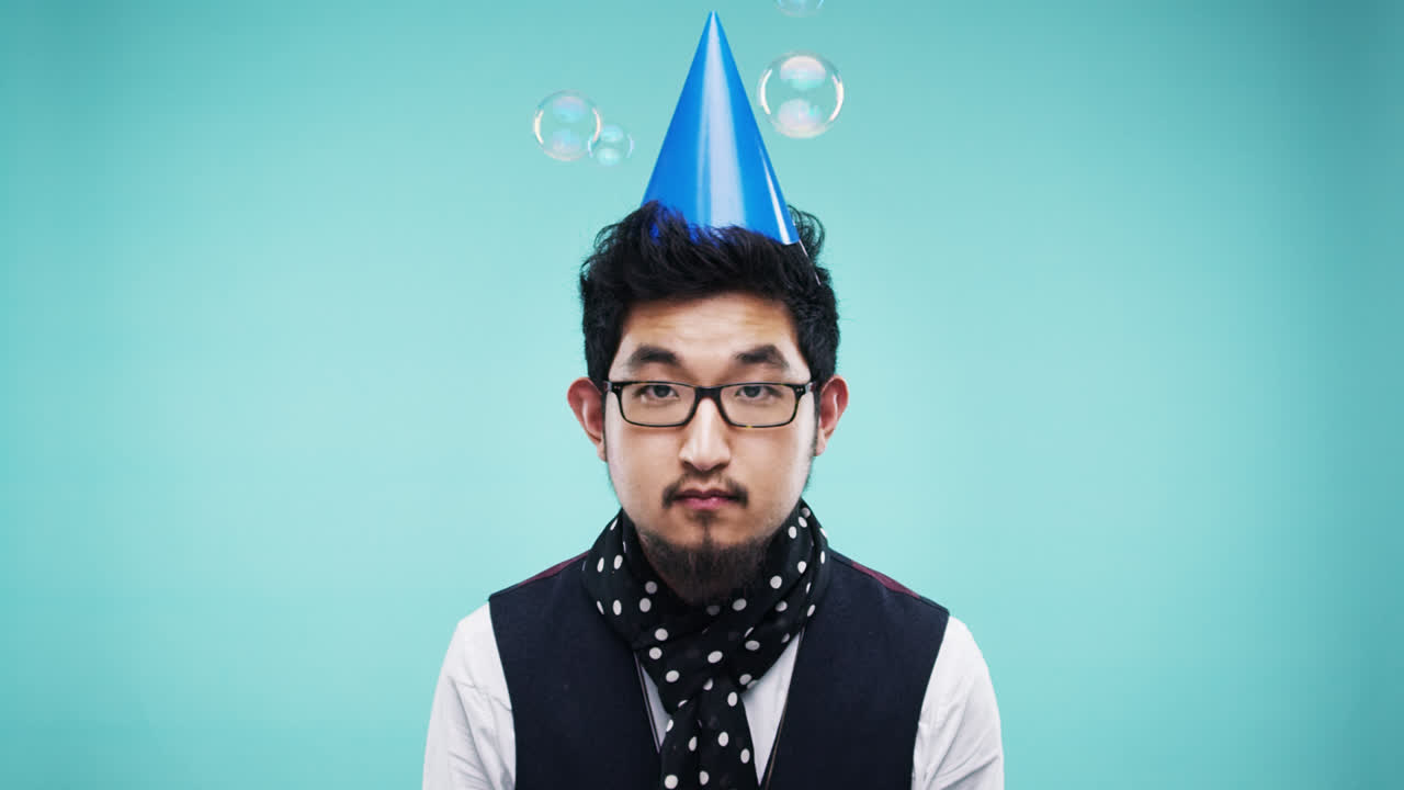 싱글 남자는 거품 샤워에서 슬프고 느린 동작 사진 부스 파란색 배경