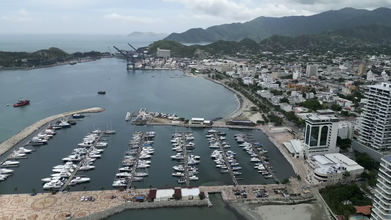 toma de drone de la marina de santa marta, colombia.